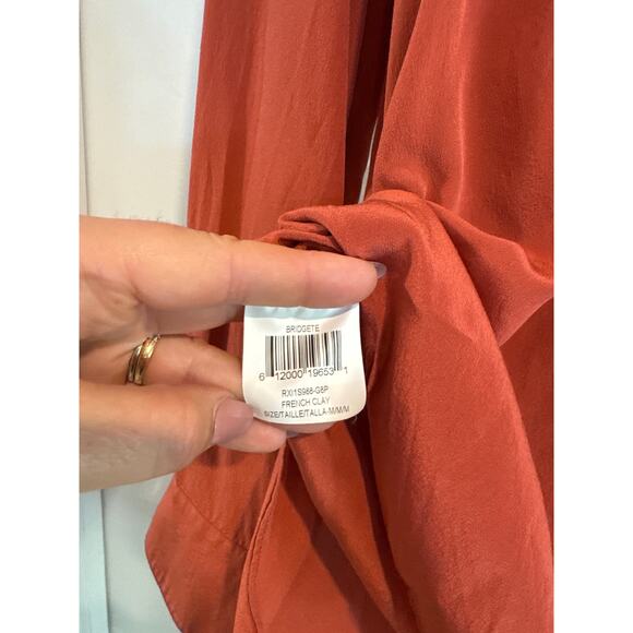 BCBG Maxazria Luxurious100% Silk Blouse Size Medium - Picture 5 of 8